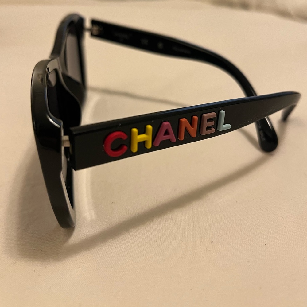 CHANEL Black Sunglasses with Multicolor Logo - Picture 6 of 8